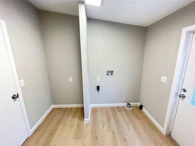 Building Photo - 128 Hall Dr S