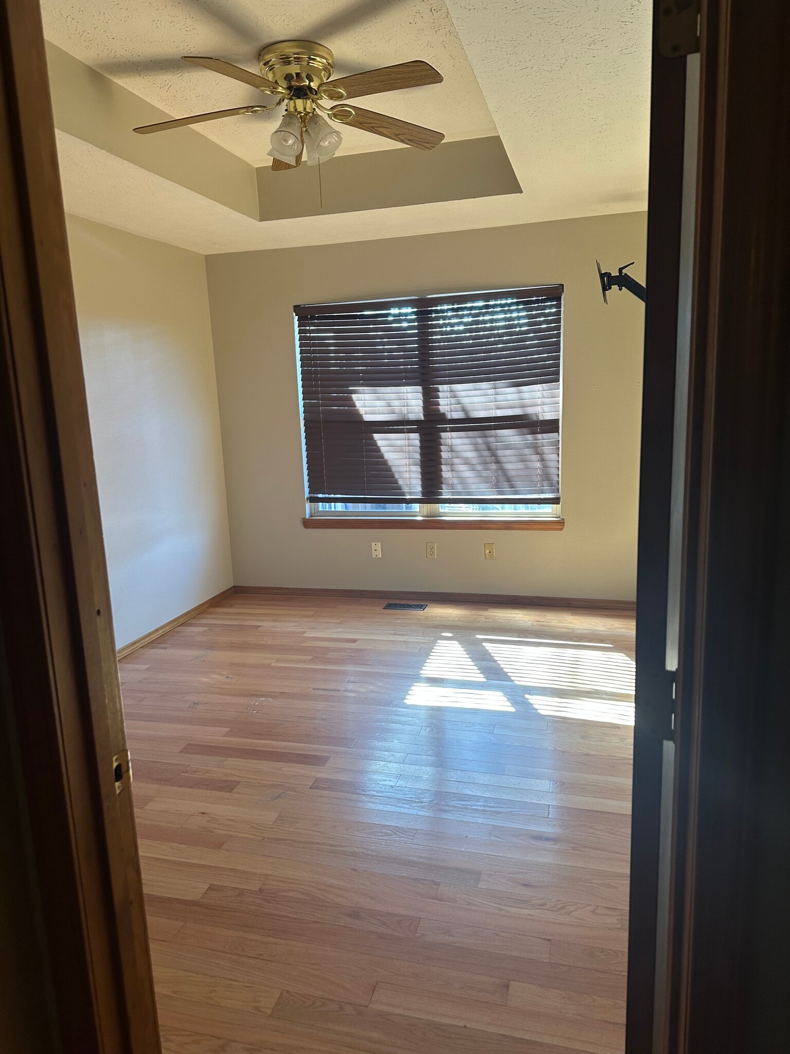 Building Photo - 1256 W Bluegrass Rd