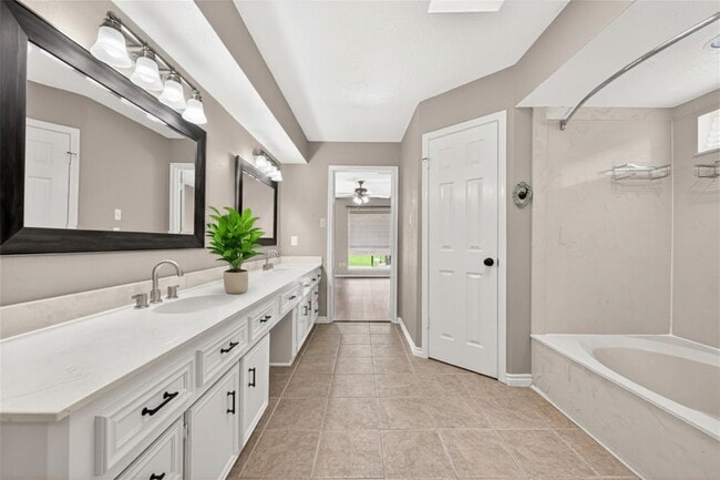 Building Photo - 4003 W Valley Dr
