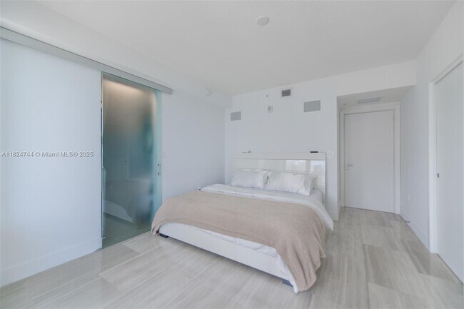 Building Photo - 1451 Brickell Ave