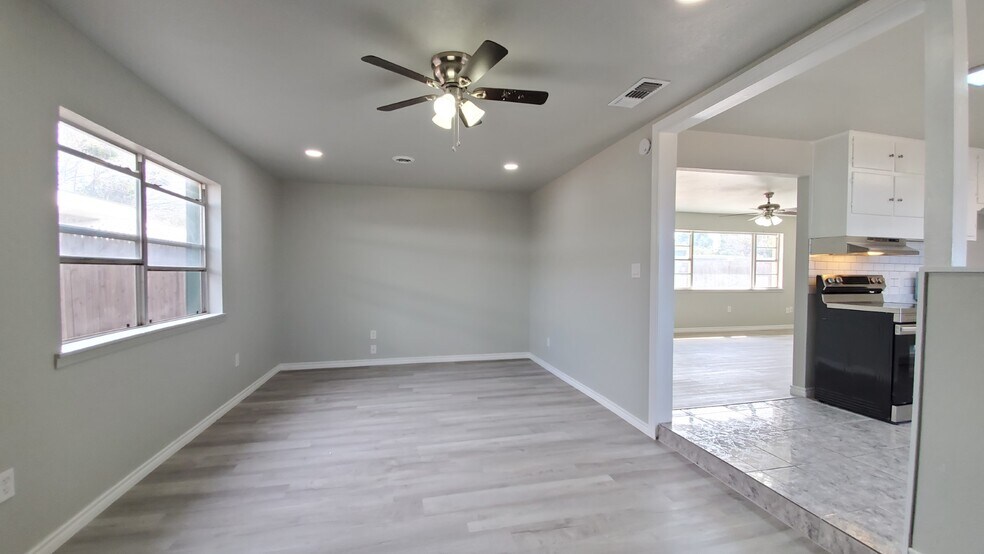 Building Photo - 1416 Tulip Ln