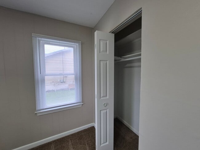 Building Photo - 2 bedroom home with 1+ car garage, pet friendly!