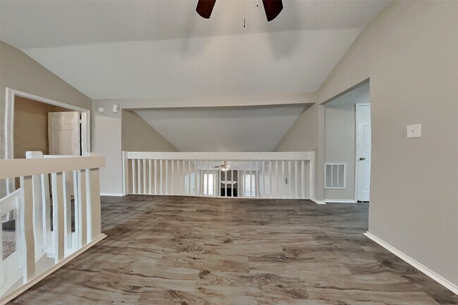 Building Photo - 16907 Spruce Run Dr