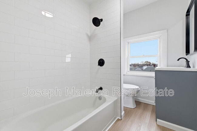 Building Photo - 848 Bank St