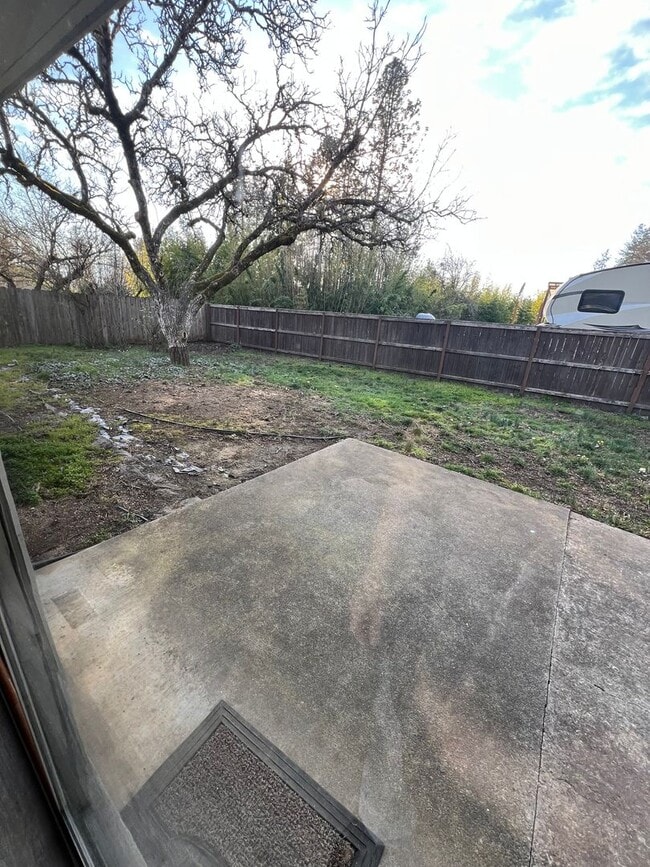 Building Photo - 3BED2BATH - GARAGE, DRIVEWAY, LARGE YARD, WASHER/DRYER HOOKUPS, BEAUTIFUL NEIGHBORHOOD