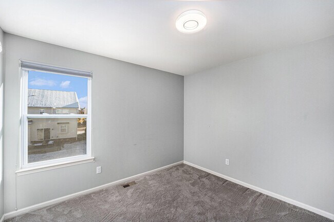 Building Photo - 27106 Ladbroke St