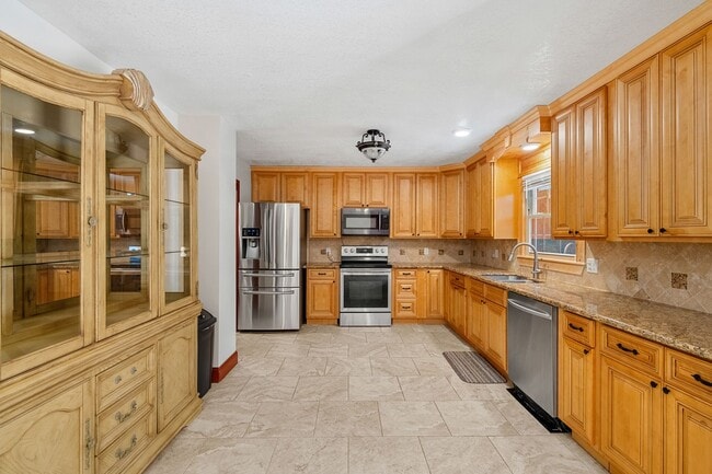 Building Photo - Large Home on Almost 2 Acres!