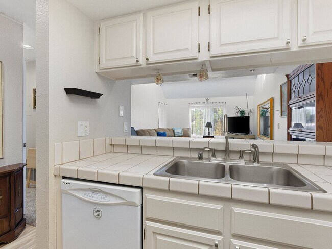 Building Photo - Unique fully furnished one bedroom condo i...