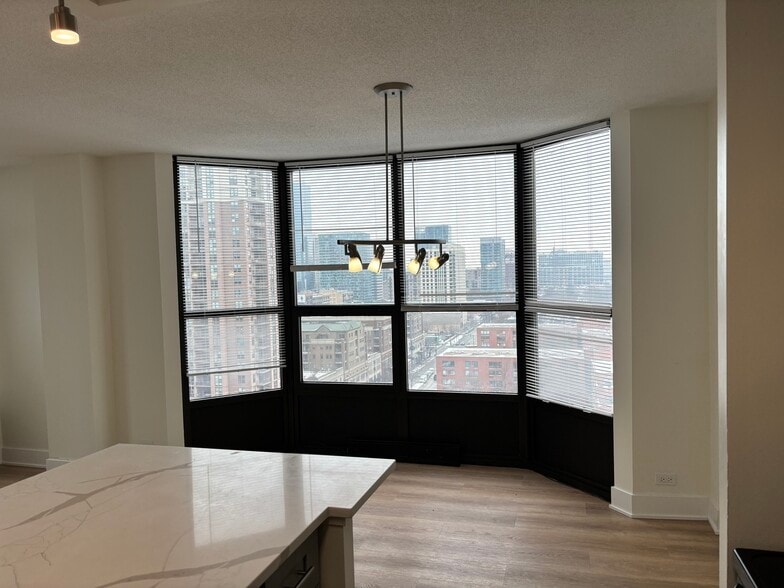 Building Photo - 901 S Plymouth Ct