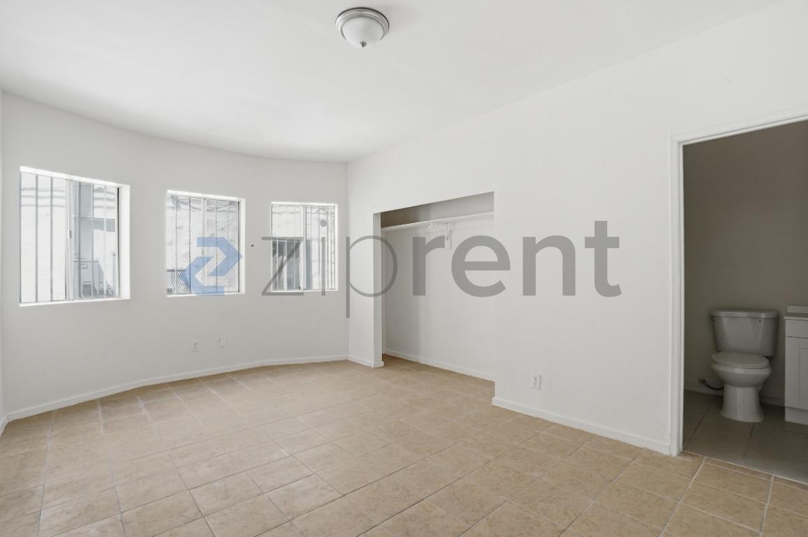 Building Photo - Unit 4
