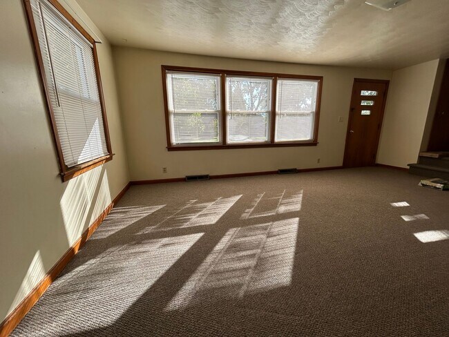 Building Photo - 518-520 Sloan Ave