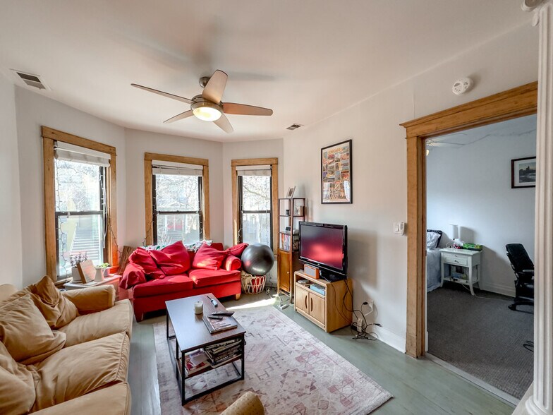 Building Photo - 3245 N Lakewood Ave