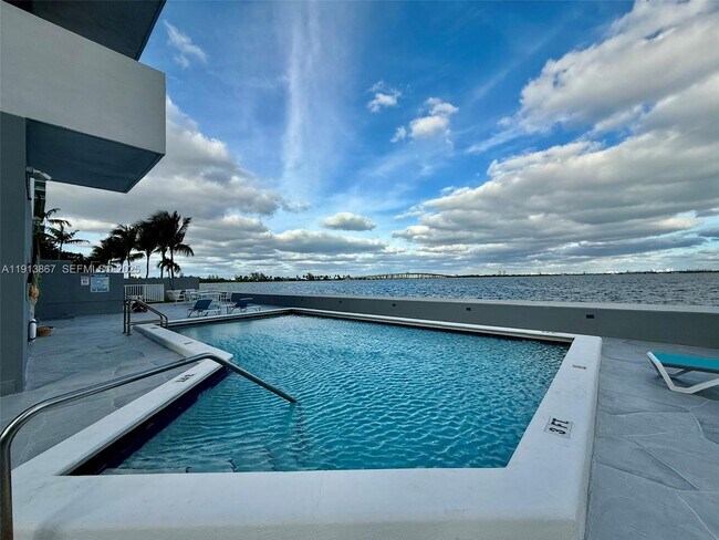 Building Photo - 555 NE 30th St