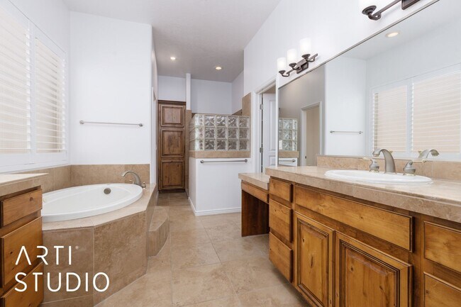 Building Photo - Beautiful 2-bedroom 2-bathroom and 2-car garage located in a gated community