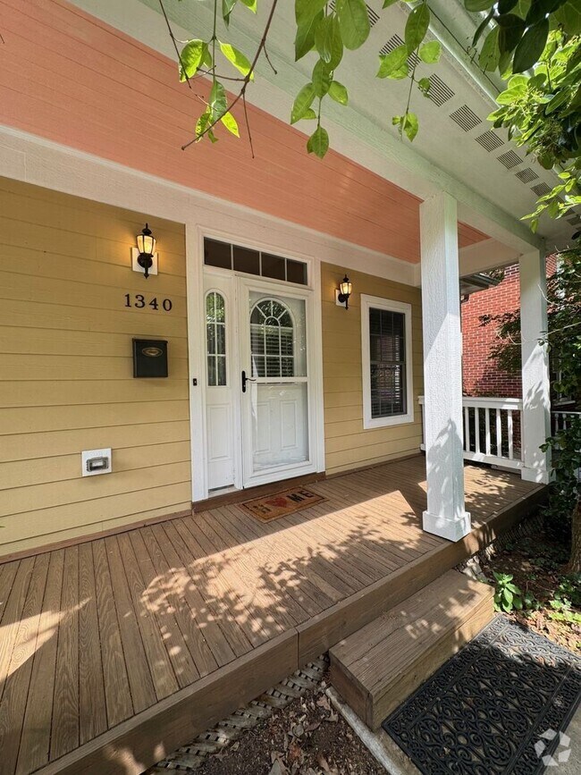 Building Photo - Updated and Spacious 3BR 2Bath House for rent