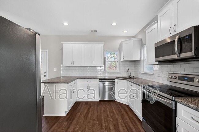 Building Photo - 425 Centerfield Dr