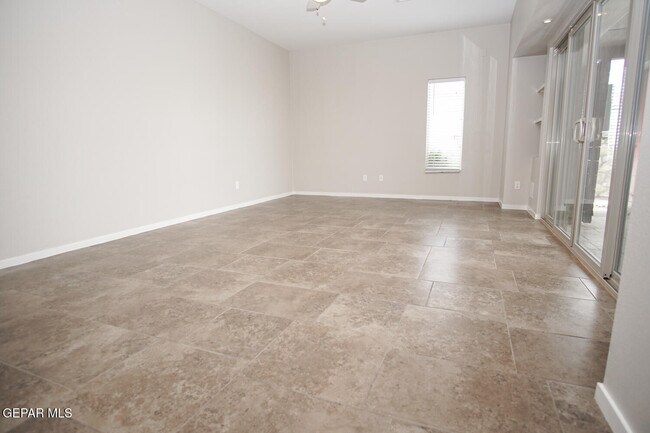 Building Photo - 4200 Camelot Heights Dr