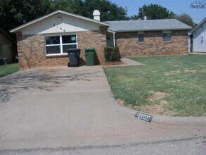 Building Photo - Spacious Home in City View!