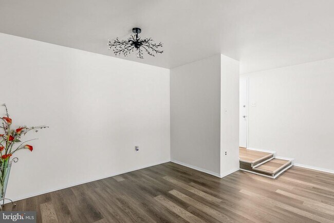 Building Photo - 435 Christopher Ave