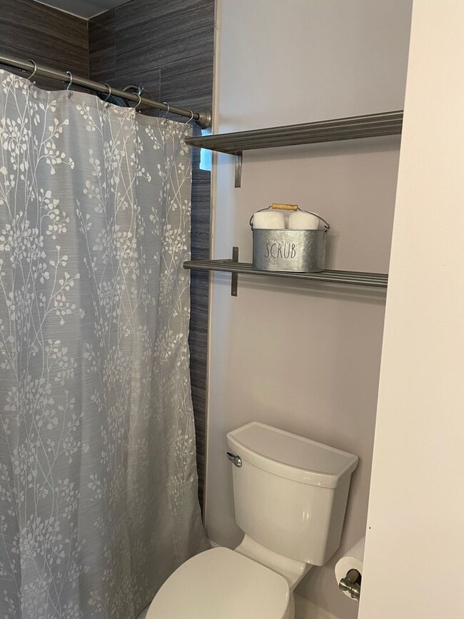 Building Photo - Charming Spanish 3 Bedroom Available!