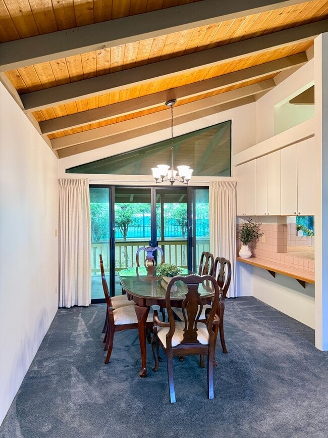 Building Photo - Beautiful 3 Bedroom / 2.5 Bathroom Home in Wailuku Heights!