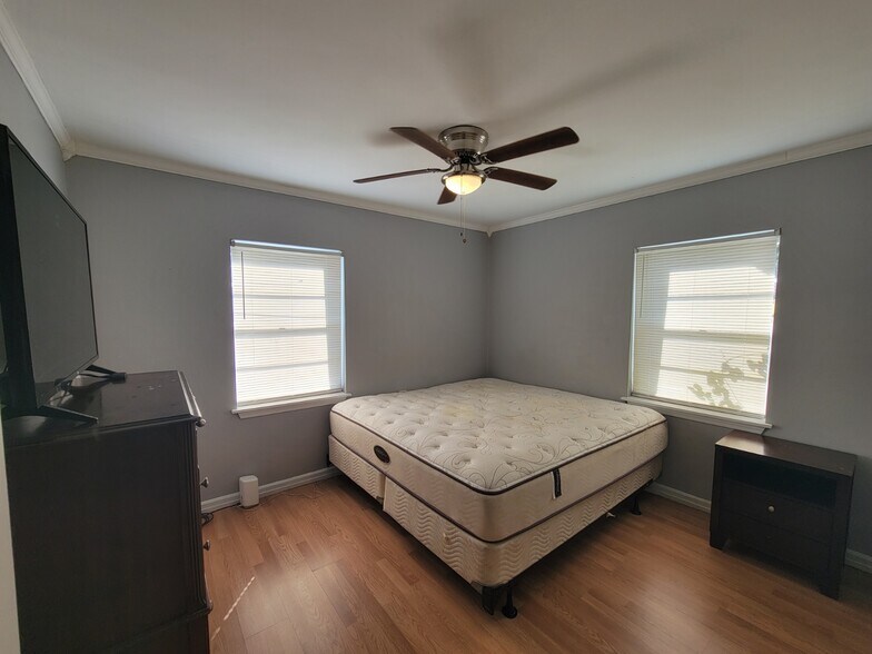 Building Photo - 1405 W 13th St