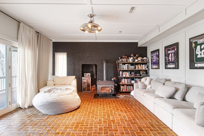 Building Photo - Rent Special! See Description! Spacious Ho...