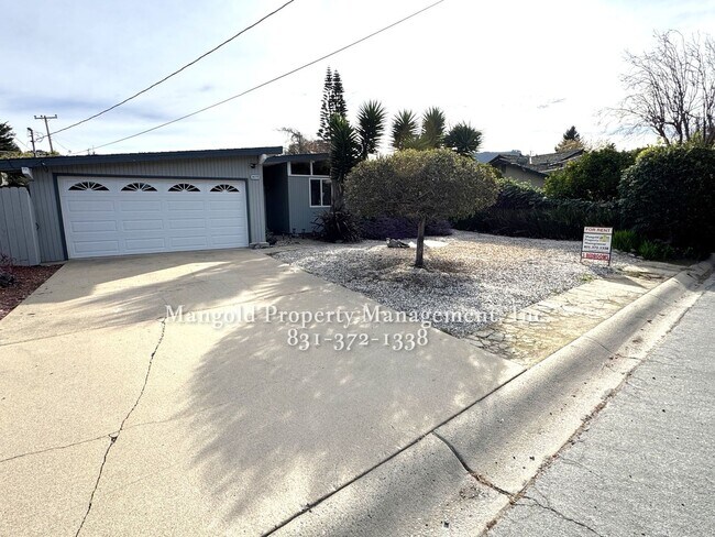 Building Photo - Beautiful 3-Bed, 2 Bath Mission Fields Home in Carmel-by-the-Sea with Modern Kitchen and Hardwood...