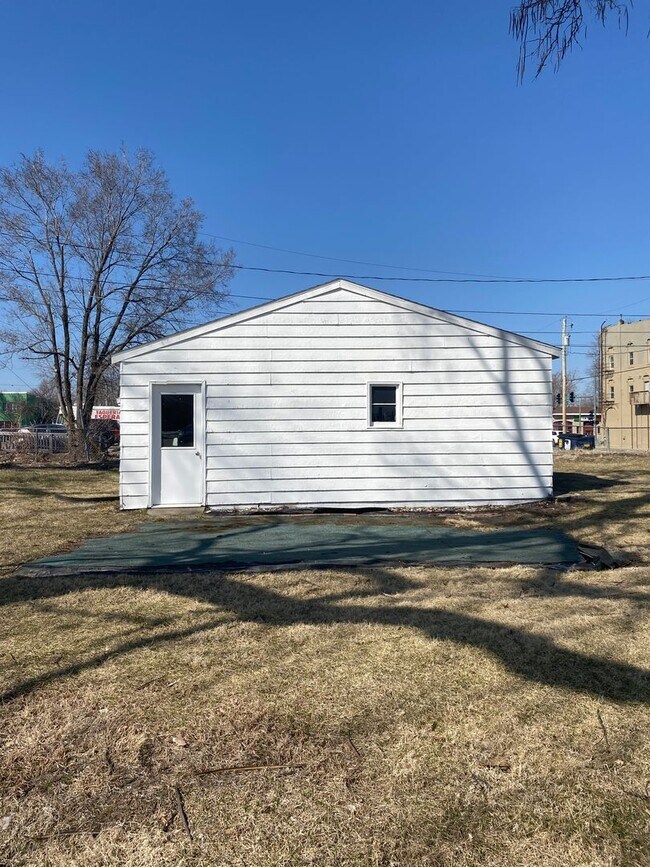 Building Photo - Spacious Home Available Now!