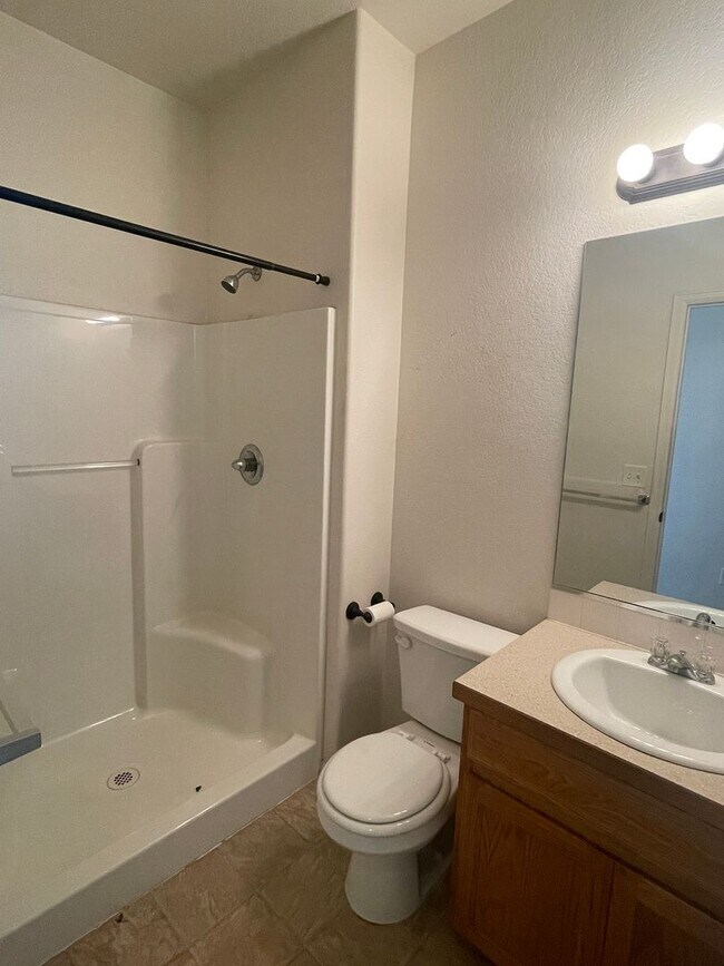 Building Photo - Beautiful 4 Bed, 3 Bath House in Maple Hill!