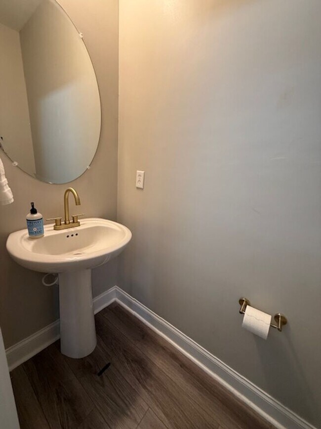 Building Photo - Quaint Neighborhood Living: Spacious 3 Bed...