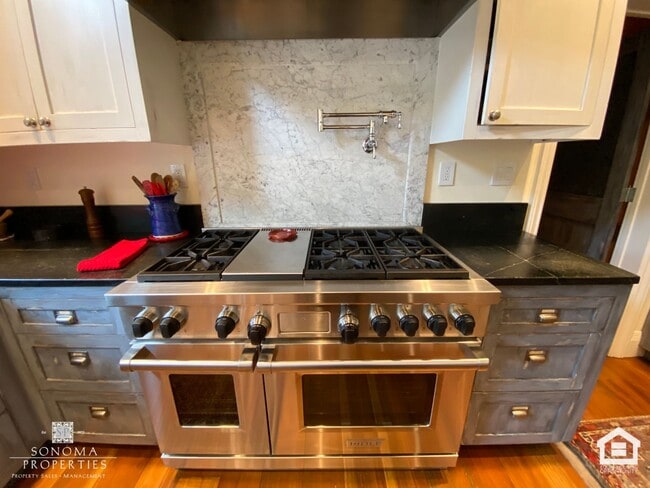 Building Photo - Stunning Furnished Eastside Home