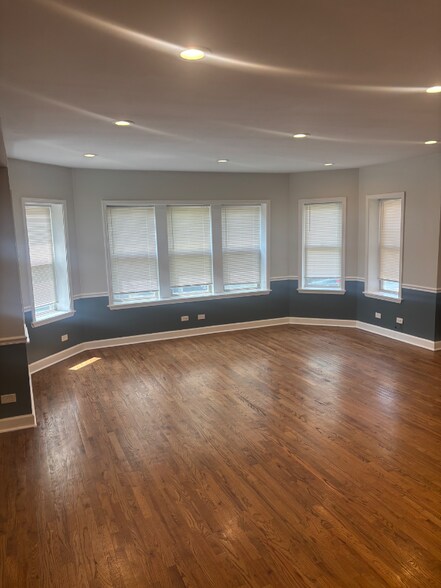 Primary Photo - 7725 S Kingston Ave