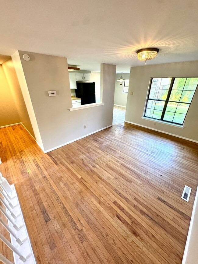 Building Photo - THREE BEDROOM TOWNHOME-PARKLAND SCHOOLS!