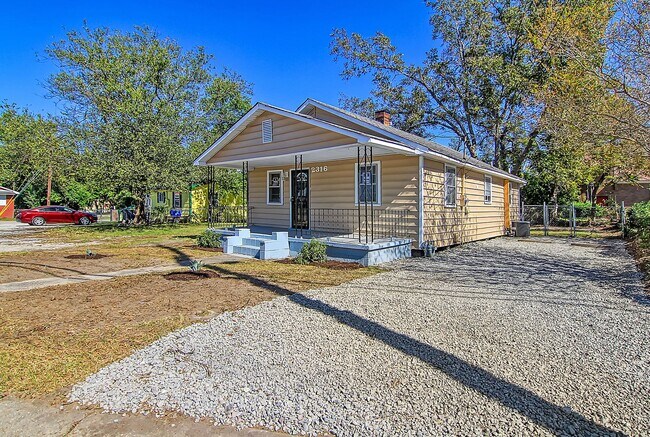 Building Photo - Modern Retreat Minutes from Downtown Charleston
