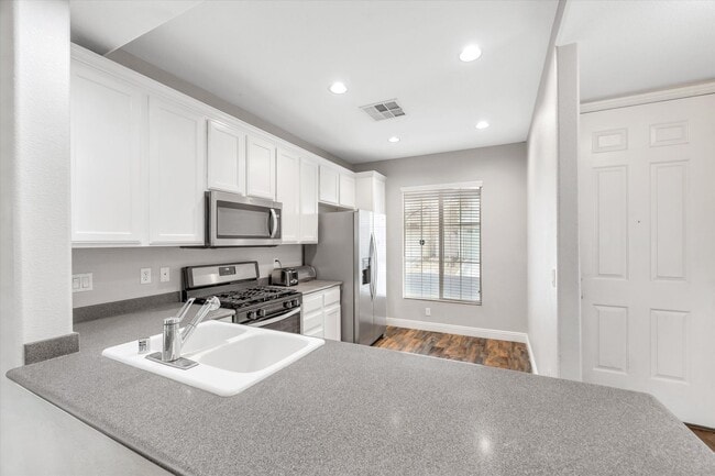 Building Photo - Great location 3 bedrooms 2 1/2 bath, community pool, St. Rose pkwy and Spencer