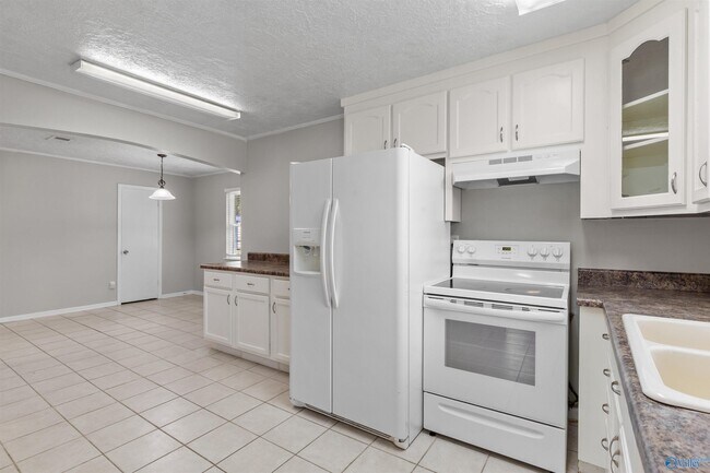 Building Photo - 2406 Yorkshire Dr SW