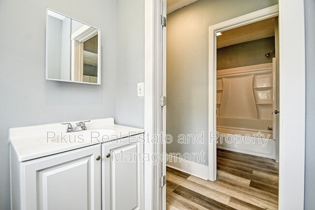 Building Photo - 2912 Grove Pl SW