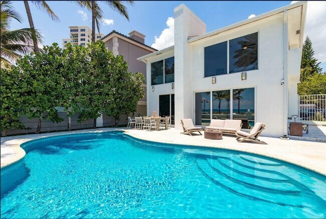 Building Photo - 3350 NE 14th Ct