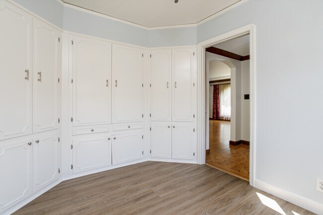 Building Photo - 818 Collier Dr