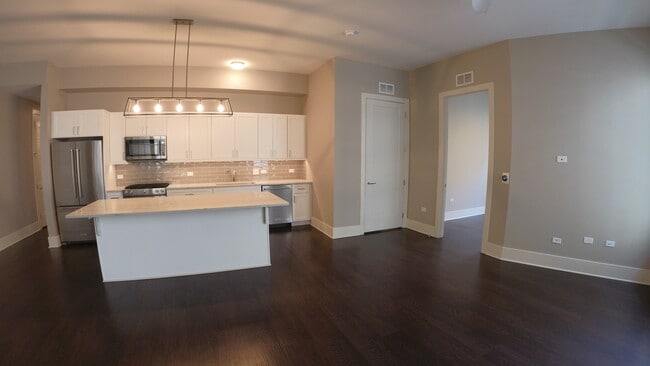 Building Photo - 2050 N Clark St