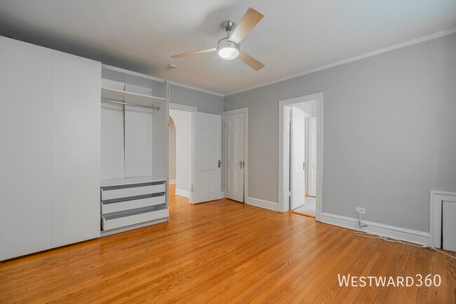 Building Photo - 7447 N Hoyne-2