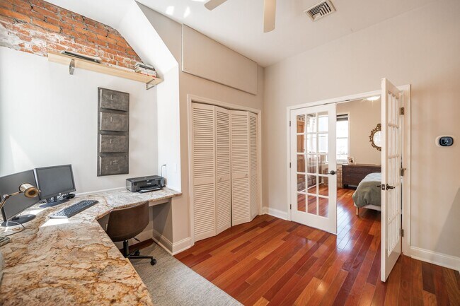 Building Photo - Two Bed Graduate Hospital Townhome