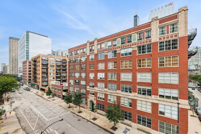 Building Photo - 700 W Van Buren St