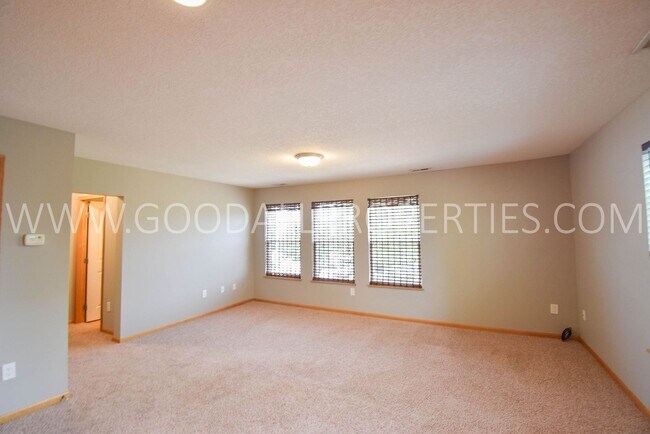 Building Photo - Experience the charm of this 2-bedroom, 2-bathroom townhome in Ankeny with an attached 2 car garage!