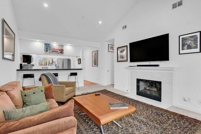 Building Photo - Quiet and Spacious 2 Bedroom Condo in Sunny Novato!