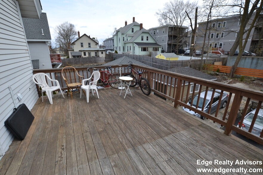 Building Photo - 272 Crescent St