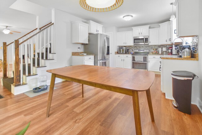 Building Photo - Pet Friendly Three Bedroom!