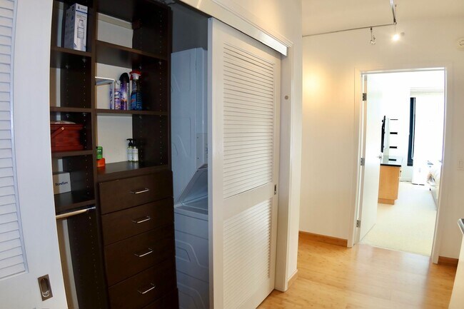 Building Photo - *New* 2 Bed & 2 Bath Condo in Fidi with Parking