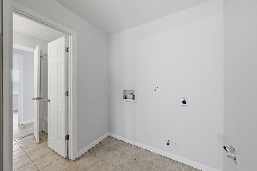 Building Photo - 850 St Bartholomew Dr
